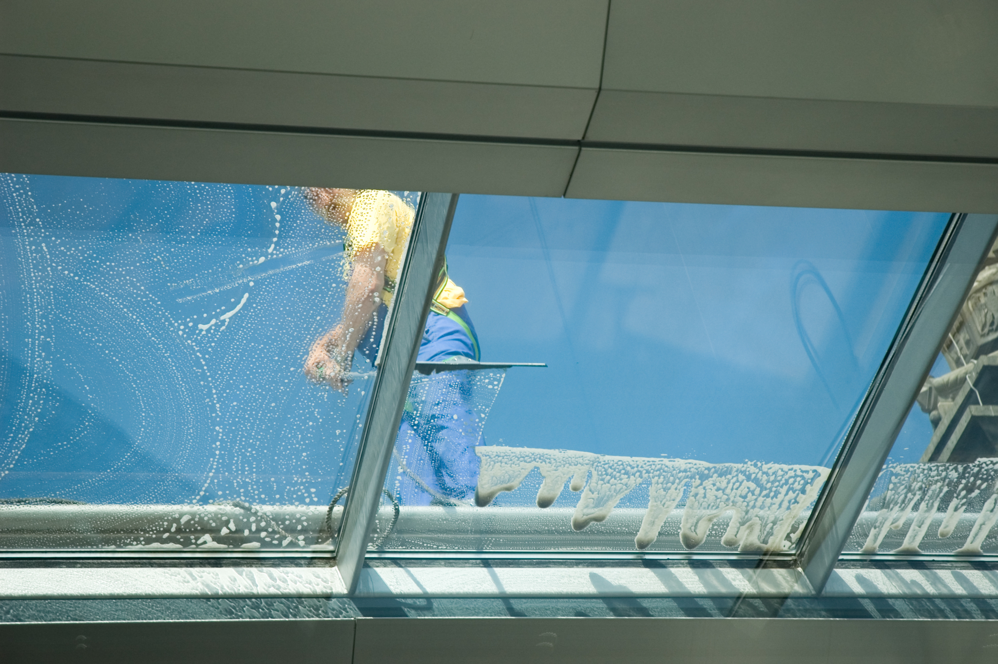 Angebot anfordern 5 Kullik Mitarbeiter bei der professionellen Fensterreinigung an einem Gebäude in Dortmund