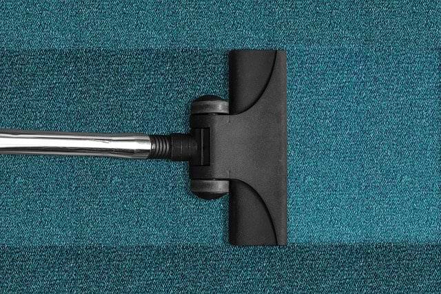 vacuum-cleaner-268179_640 Teppich- & Polsterreinigung 3