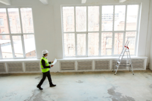 Building Construction Background Objektleiter in der Gebäudereinigung bei Kullik inspiziert die Fenster