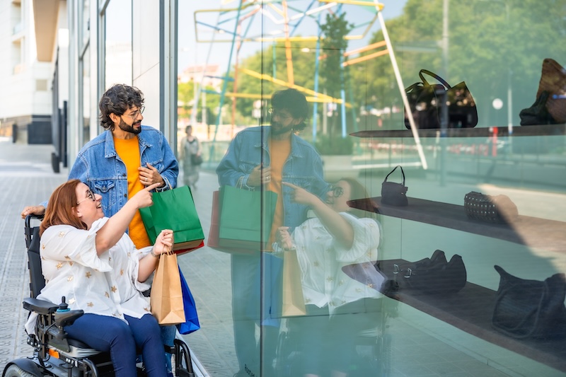 Saubere Schaufenster steigern die Aufmerksamkeit von Kunden Professionell gereinigtes Schaufenster mit klarer Glasfläche und Spiegelung der Passanten
