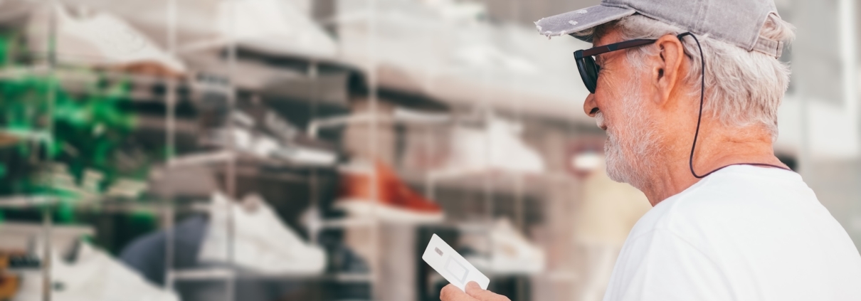 Schaufenster putzen, Ladenlokale und Gewerbeflächen reinigen 1 Sauberes Schaufenster eines Schuhgeschäfts – gepflegte Glasflächen wirken einladend auf Passanten.