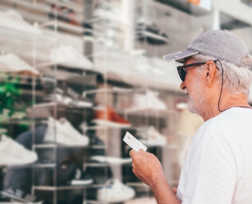 Schaufenster putzen, Ladenlokale und Gewerbeflächen reinigen 2 Sauberes Schaufenster eines Schuhgeschäfts – gepflegte Glasflächen wirken einladend auf Passanten.